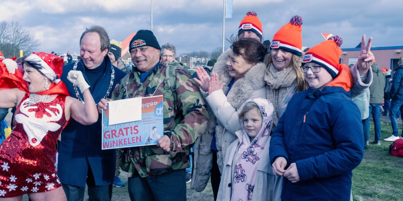 nieuwjaarsduik-almere-2024-02-winnaars-burgemeester-hein-van-der-loo