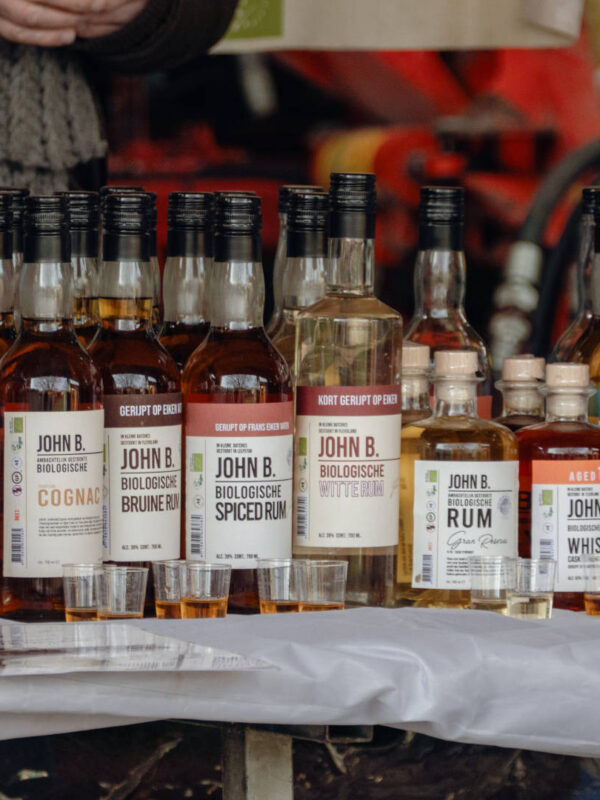 Whiskey en rum flessen op de biologische boerenmarkt in Almere