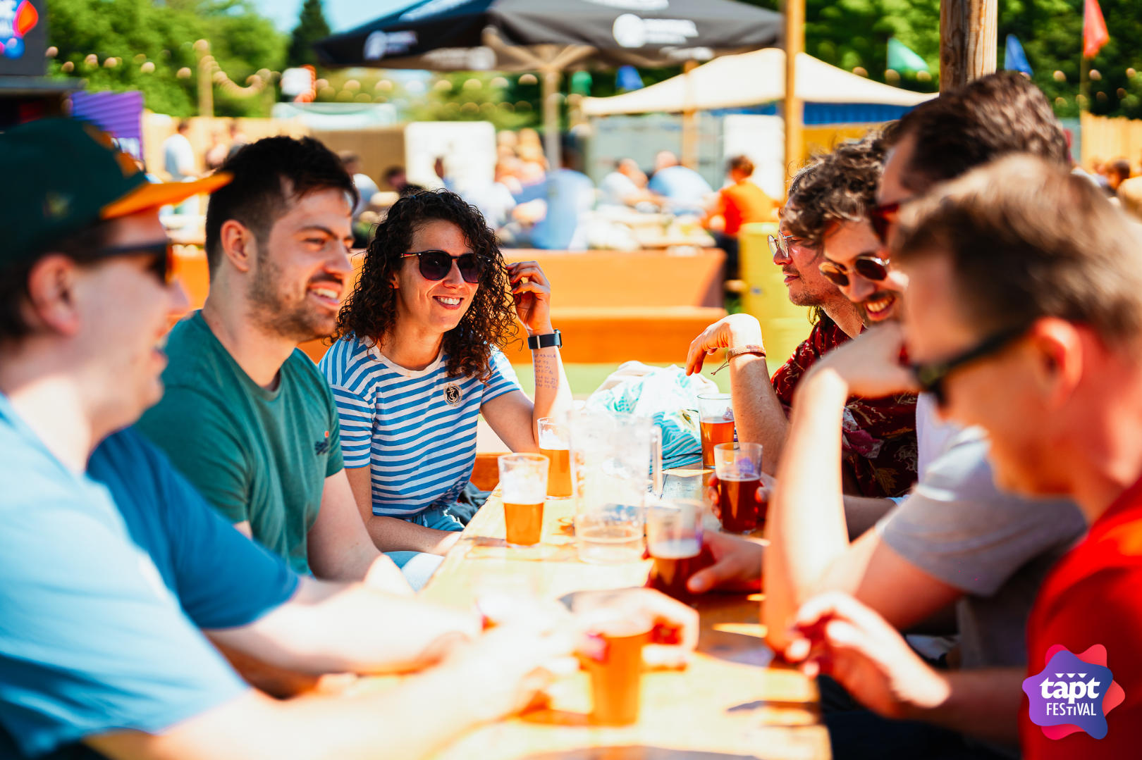 TAPT festival Almere Esplanade vrienden die bier drinken